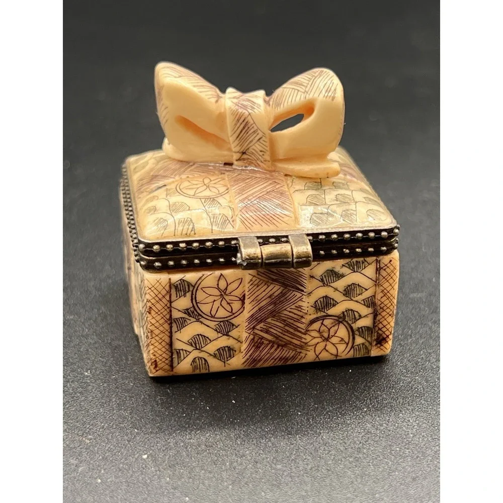 Vintage Handmade Trinket Box‎
